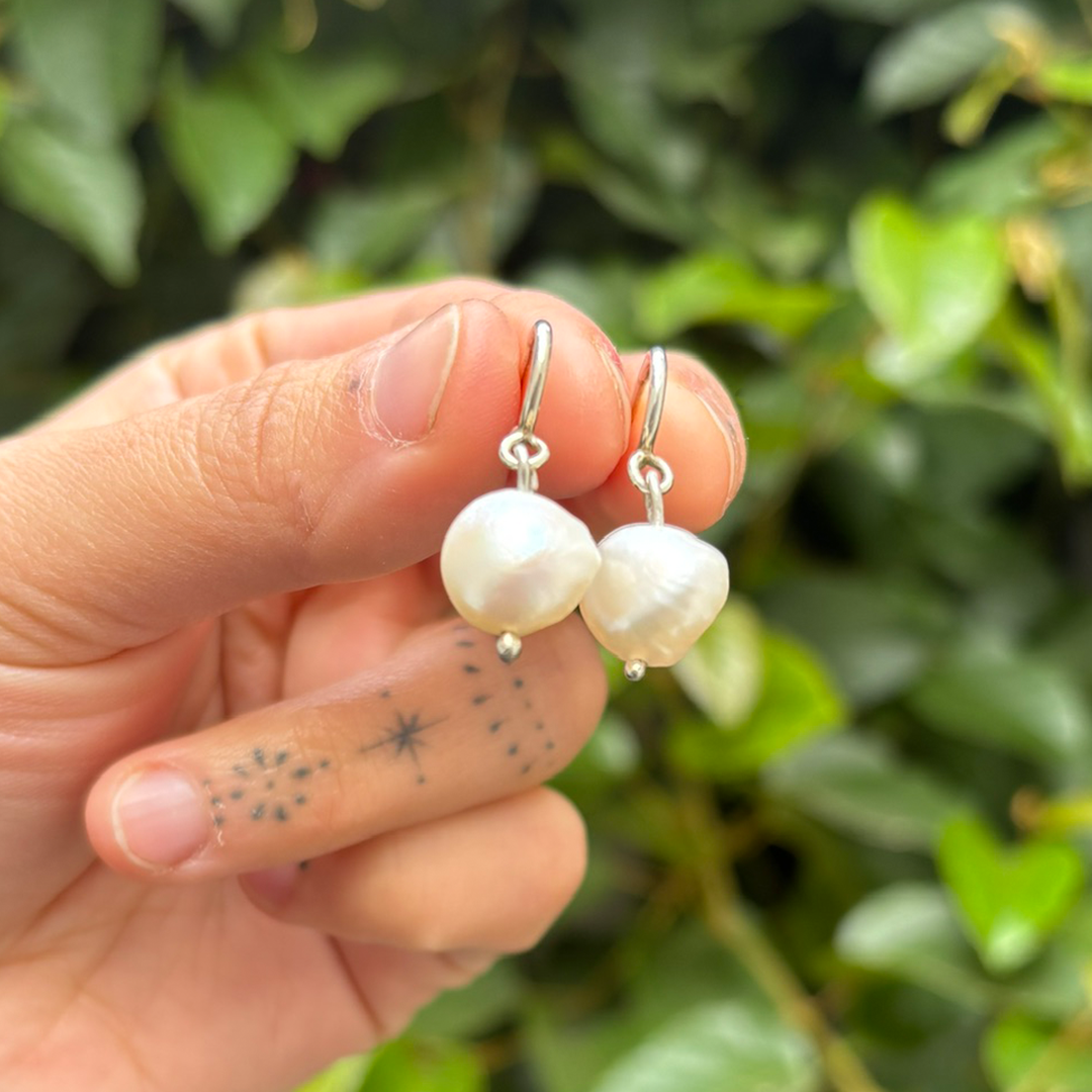 Arracadas con perlas colgantes