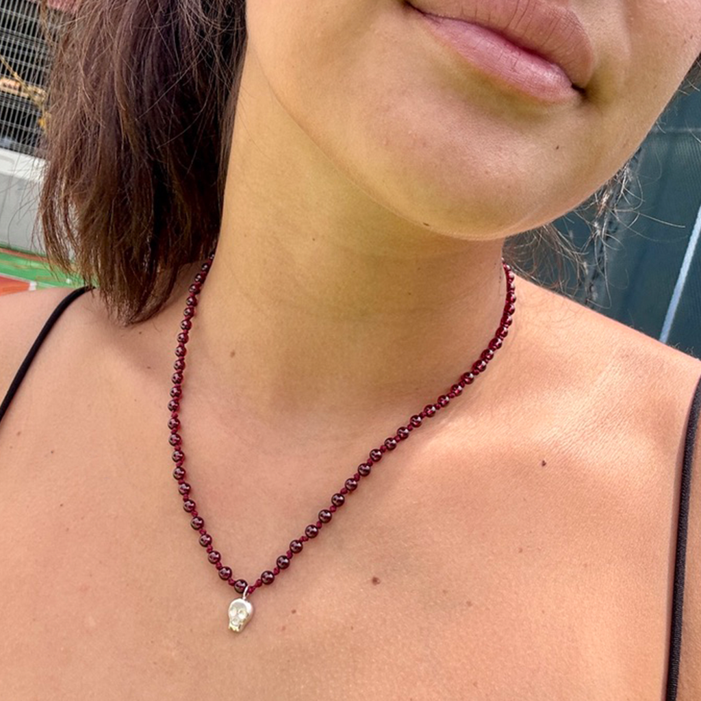 Collar calavera con granate