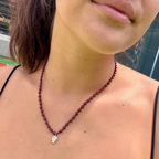 Collar calavera con granate