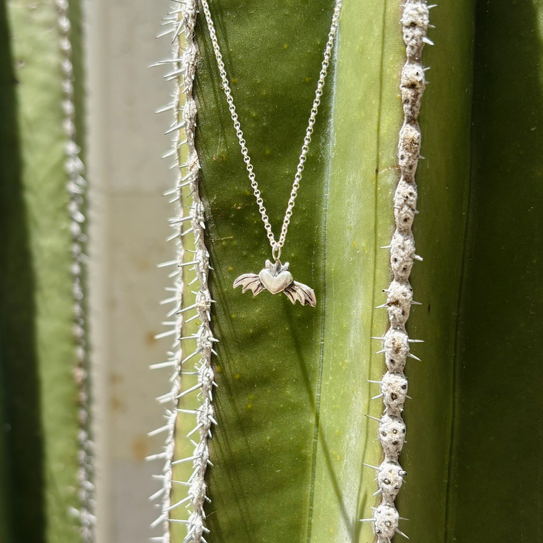 Collar corazón alas