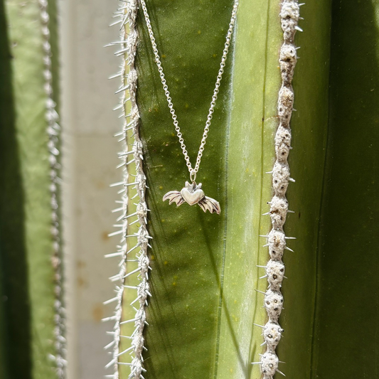 Collar corazón alas